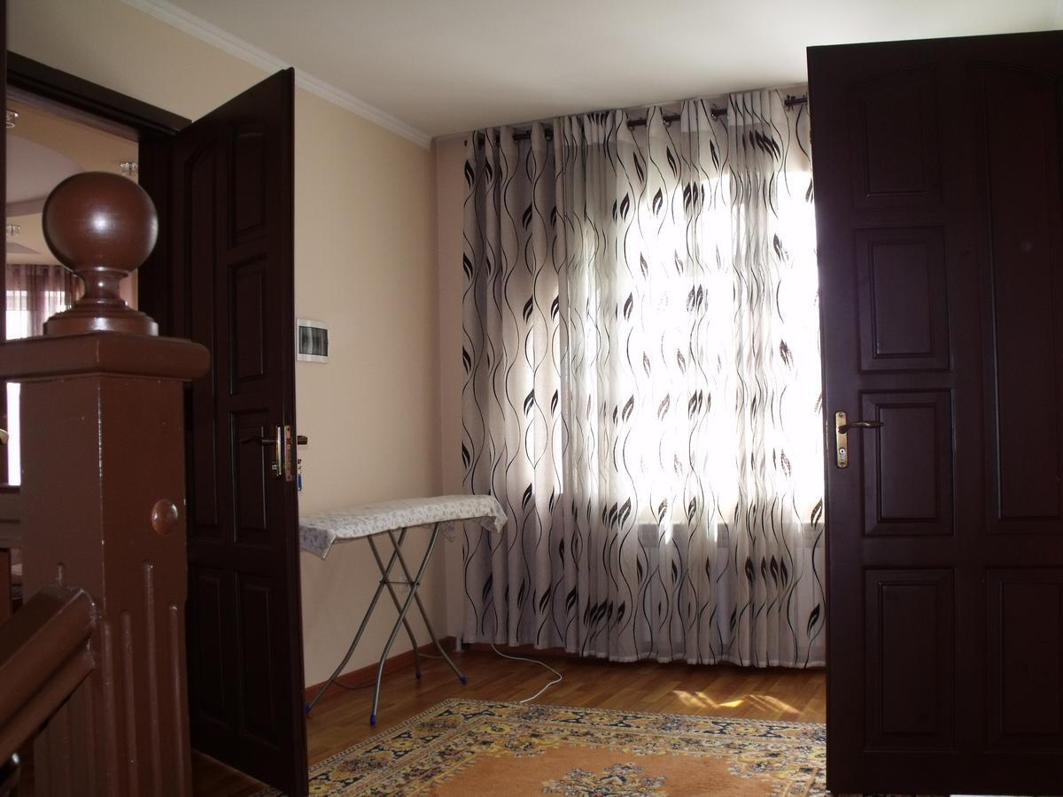 Hostel Visit Osh Bagian luar foto
